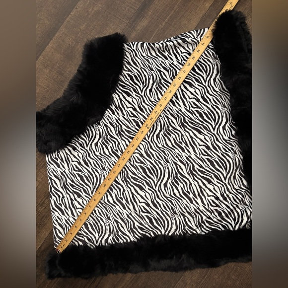 Elegant Zebra Print Poncho with Luxurious Faux Fur Trim -Versatile One Size NWT - Picture 12 of 13